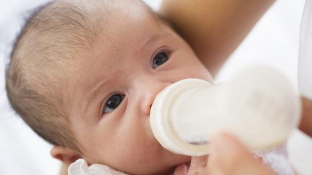 Trẻ sơ sinh uống sữa non loại nào tốt nhất hiện nay?